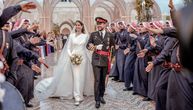 Nova jordanska princeza blistala na svom venčanju: Dugački cvetni šlep, dijamantska tijara i ravne sandale