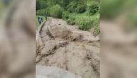 Potop u Aleksandrovcu: Putevi i mostovi blokirani, voda nosi sve pred sobom