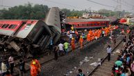 Ljudi i dalje zarobljeni ispod vagona nakon sudara vozova: Najgora železnička nesreća u Indiji za 20 godina