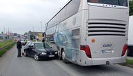 Prve fotografije oštećenog autobusa koji je prevozio decu: Žestok sudar u Šapcu, mališani odvedeni lekaru