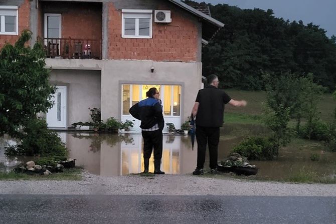 Izlila se reka Botunja na magistralni put a voda ušla u dvorišta kuća