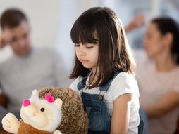 devojcica meda igracka