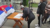 Srbi se okupljaju ispred opštine u Zvečanu: Prisutan i Kfor