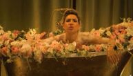 Jovana Jeremić gola u kadi, pa se valja po krevetu u donjem vešu: Voditeljka objavila spot i pesmu "Roleks"