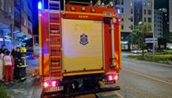 Gore automobili u Žarkovu: Vatrogasci pokušavaju da ugase buktinju, traga se za piromanom