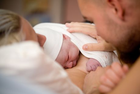 mama i beba porođaj koža na kožu mama i beba porođaj koža na kožu