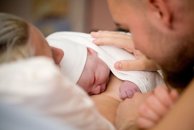 mama i beba porođaj koža na kožu mama i beba porođaj koža na kožu