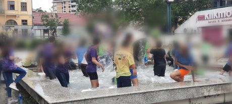 Učenici proslavili kraj školske godine u fontani