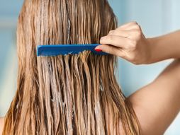 pravilno nanošenje regeneratora za kosu