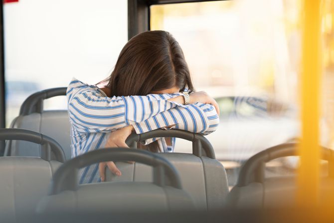 Tinejdžerka devojka u autobusu