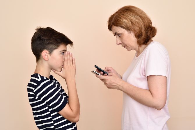 Dete i mobilni telefon Dete i mobilni telefon