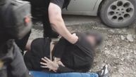 Izvukli ih iz kola i bacili na zemlju: Snimak hapšenja Crnogoraca i Beograđanina sa 3 kile heroina u Barajevu