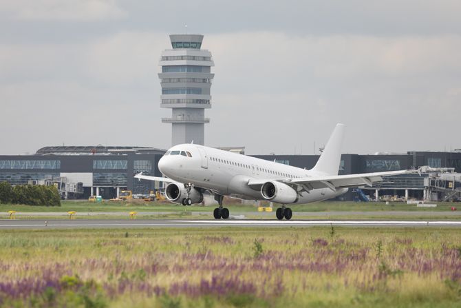 Aerodrom Nikola Tesla, Otvaranje nove piste