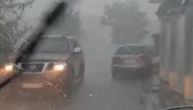 Snimak oluje koja je paralisala Sjenicu: Smrklo se kao da je noć, vozila blokirana u potopljenim ulicama