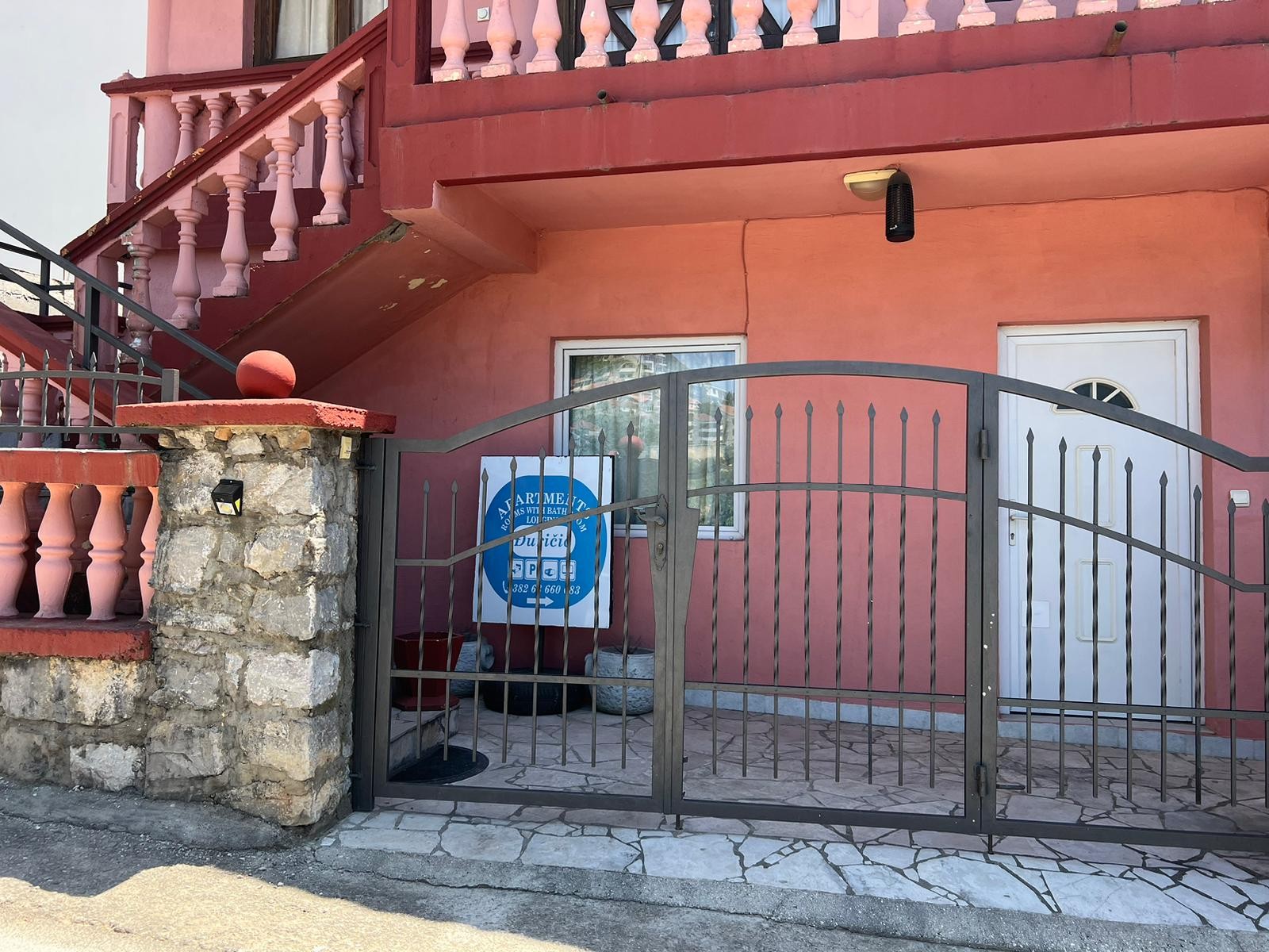 Vila poseduje 15 soba, 15 toaleta, na kapiji lavovi: Ovako izgleda kuća Anđele Đuričić, prodvali je za 390.000