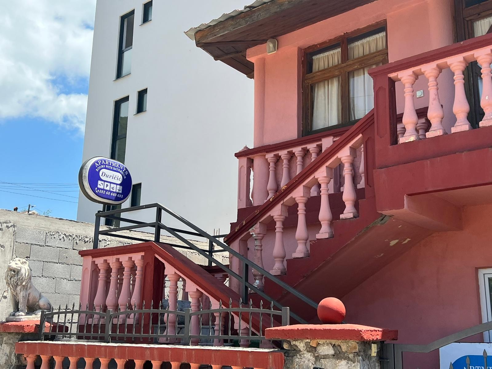 Vila poseduje 15 soba, 15 toaleta, na kapiji lavovi: Ovako izgleda kuća Anđele Đuričić, prodvali je za 390.000