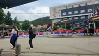 Srbi nastavljaju mirne proteste: Hetemi i dalje u zgradi Opštine Leposavić