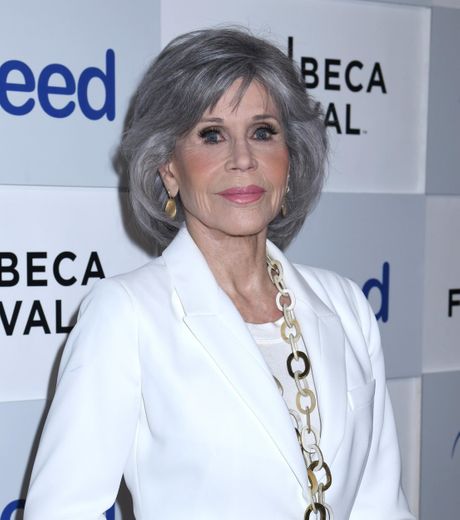 Džejn Fonda u belom odelu