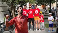 Oni su najveći Novakovi fanovi: Porodica u posebnim majicama čeka Đokovića ispred hotela u Parizu