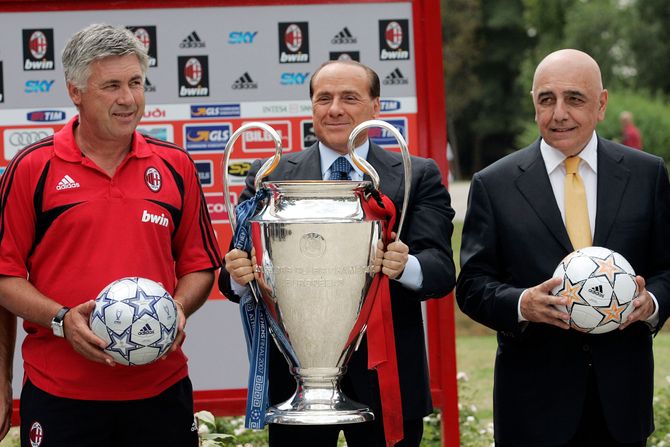 Anćeloti, Berluskoni i Galijani sa trofejem Lige Šampiona Anćeloti, Berluskoni i Galijani sa trofejem Lige Šampiona