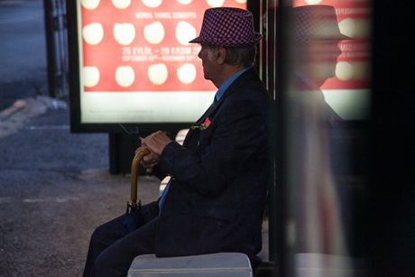 Autobuska stanica muškarac stariji čovek