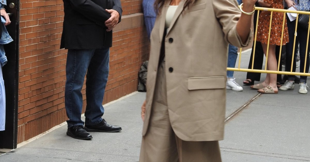 Skinula se Eva Longorija u 51. godini i bacila muški pol NA KOLENA: Tanak bikini i osmeh od milion dolara