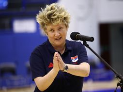 Marina Maljković prima Nagradu za životno delo