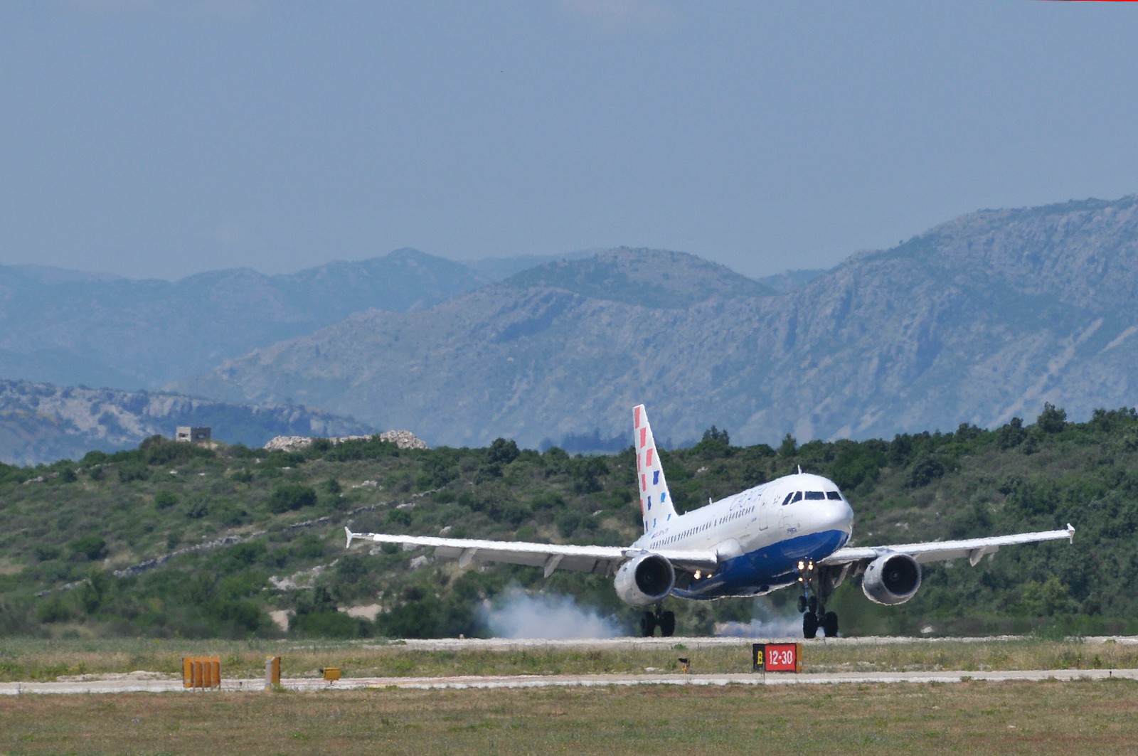 Avioni ne uspevaju da slete na aerodrom u Hrvatskoj, preusmeravaju ih i na Beograd: "Pokušavaju svi, ali..."