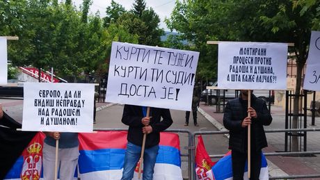Protest Srba sa KiM u Zvečanu, Zvečan, hapšenje Srba, transparenti