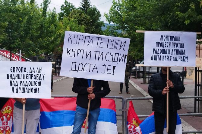 Protest Srba sa KiM u Zvečanu, Zvečan, hapšenje Srba, transparenti