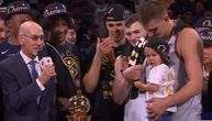 Emotivna scena tokom Denverove titule: Jokić u društvu ćerkice prima MVP nagradu