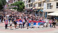 Počela šetnja podrške uhapšenom Milenkoviću: Na čelu kolone deca sa peharima