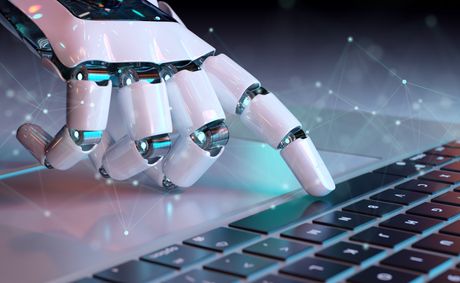Robot, kiborg ruka na tastaturi