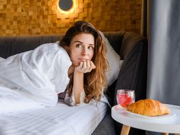 žena, krevet, doručak, kroasan