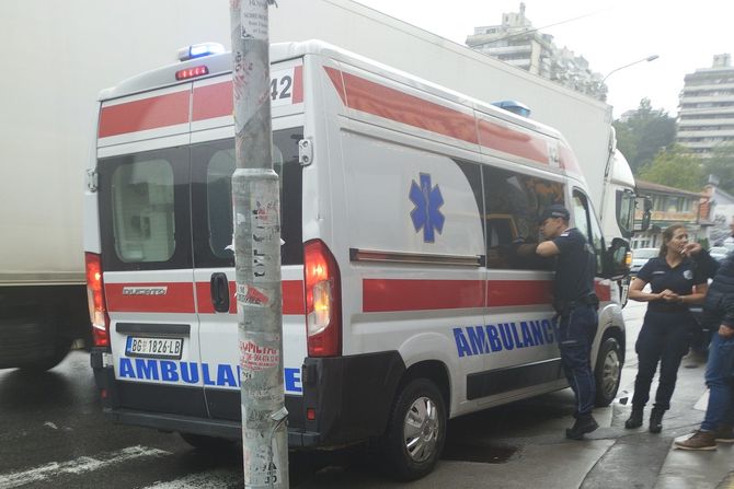Hitna pomoć čovek se onesvestio na ulici Miljakovac Hitna pomoć čovek se onesvestio na ulici Miljakovac