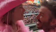 "Prestani da je ljubiš u usta!" Dejvid Bekam opet razbesneo javnost zbog poljupca sa ćerkom (11)
