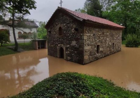 Poplavljeno crkveno dvorište u Aleksandrovcu