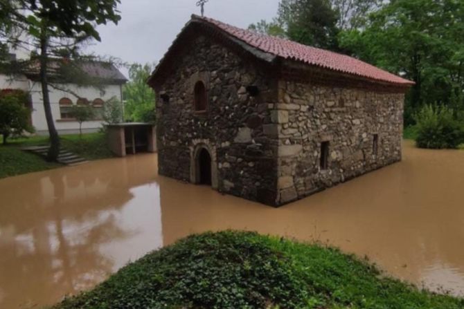 Poplavljeno crkveno dvorište u Aleksandrovcu