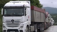 Kolone kamiona sa srpskom robom na Jarinju, Merdaru i Končulju posle odluke Prištine o zabrani prolaska