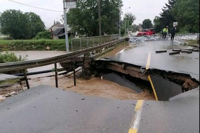 Adrani kod Kraljeva, voda odnela most, poplave Adrani kod Kraljeva, voda odnela most, poplave