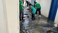 Stravične fotografije poplavljenog Kliničkog centra u Kragujevcu: Zaposleni pokušavaju da se izbore sa vodom
