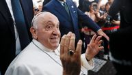 Prve fotografije pape nakon izlaska iz bolnice: U invalidskim kolicima je, nasmejan pozdravlja vernike