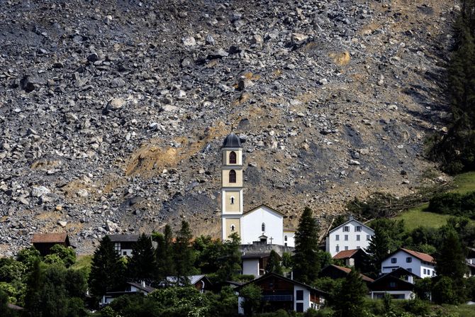 Švajcarska odron Brinc selo Alpi