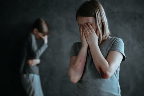 deca tinejdžeri dečak devojčica brat i sestra napad nasilje tužni uplašeni uplašena plaču plakanje