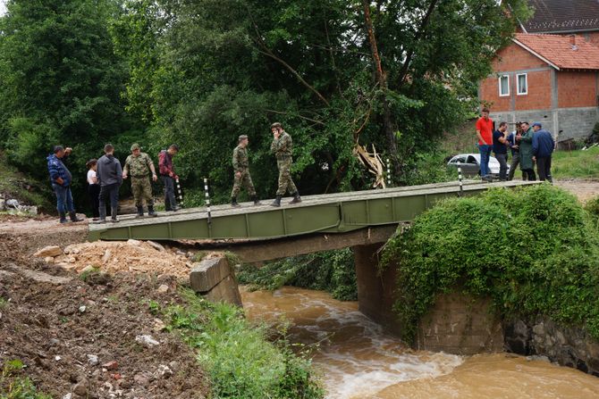 Novi Pazar poplave Kleč postavljen je pontonski most na reci Trnavici