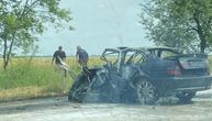 Teška saobraćajna nezgoda kod Vrbasa: Teško povređenog mladića izvlačili iz smrskanog auta u plamenu