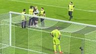 Pojavio se novi snimak: Evo kako je obezbeđenje savladalo navijača Srbije zbog kog je Jordan napustio utakmicu