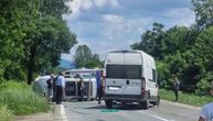 Težak udes na magistrali kod Čačka: Od siline udara auto se prevrnuo, ljudi odmah pritrčali u pomoć