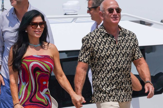 Džef Jeff Bezos i Loren Sančez Lauren Sanchez Džef Jeff Bezos i Loren Sančez Lauren Sanchez