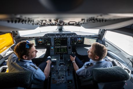 Avion Erbas Airbus A350 kokpit pilotska kabina A350 900 Avion Erbas Airbus A350 kokpit pilotska kabina A350 900